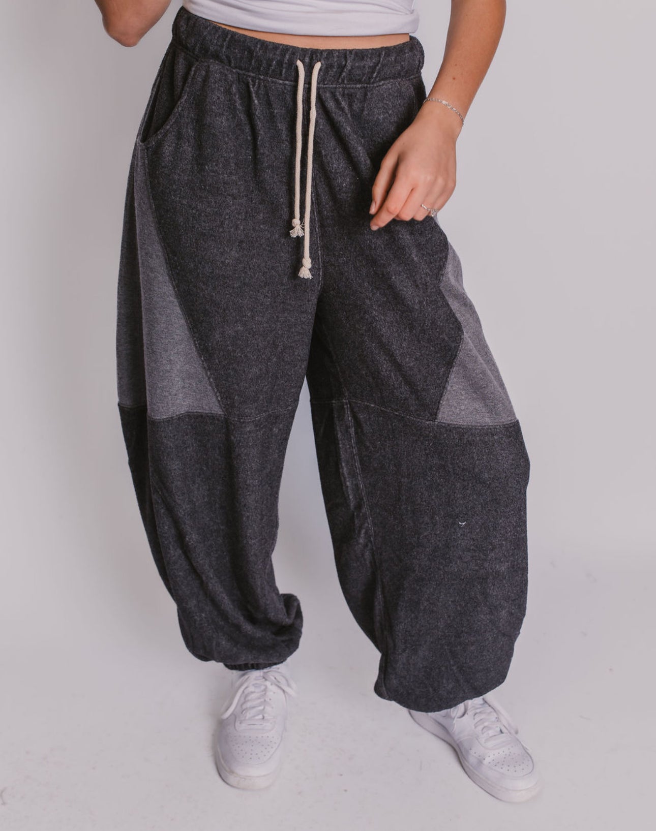 The color contrast cozy sweatpants