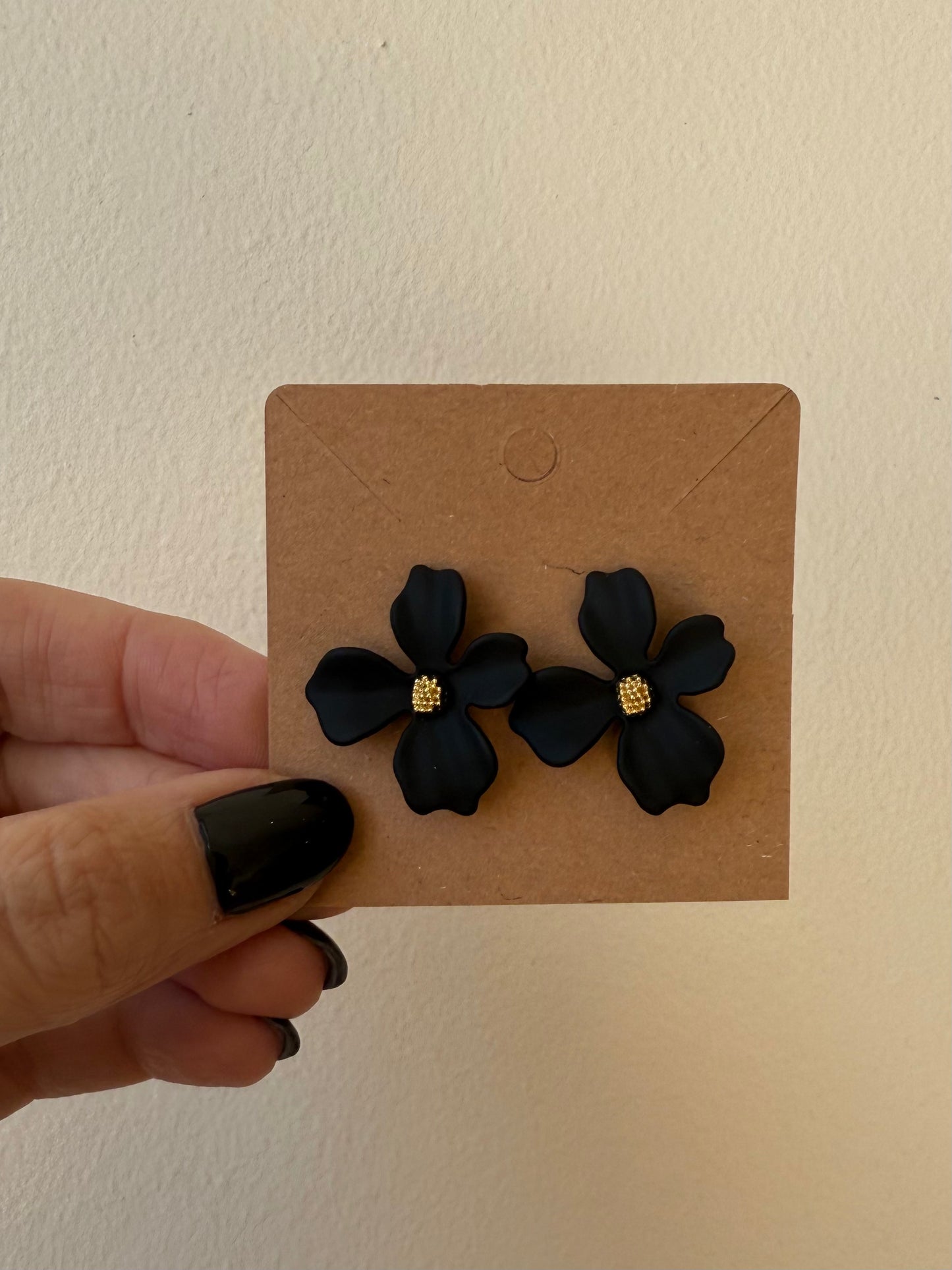 The Black Flower Stud Earrings